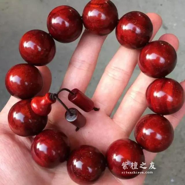 小叶紫檀应该戴在哪个手上？原来还有这么多讲究