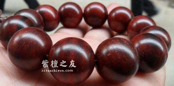 切记！这些木头像极了小叶紫檀，让很多文玩小白上当受骗！-1