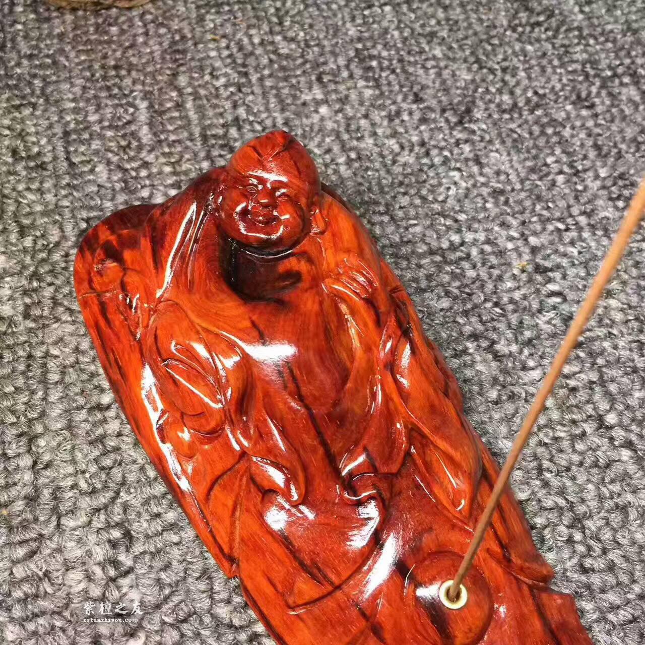 小叶紫檀香插《善财童子》鸡血红泥料打造-6