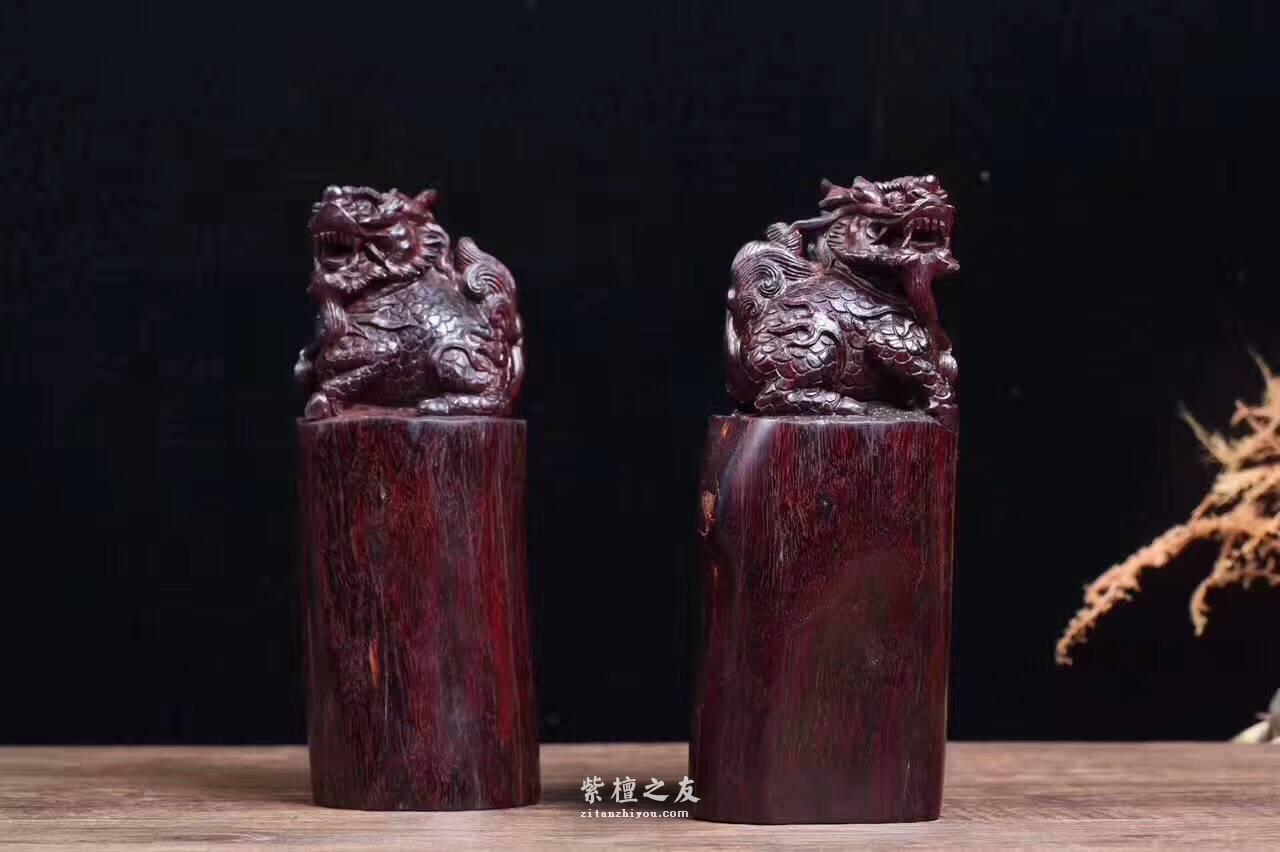 小巧摆件《麒麟纳福》吉祥瑞兽一对 印度小叶紫檀拆房老料材质-7