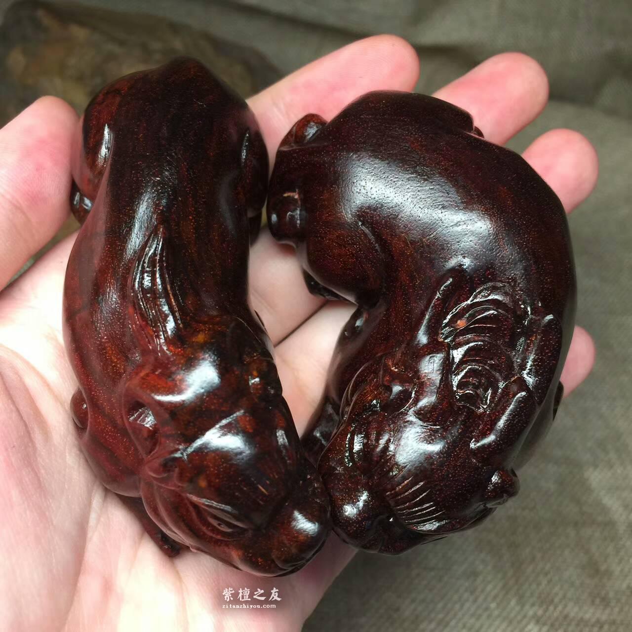 老油料小叶紫檀霸气手把件《招财貔貅》一对 玻璃底色适合把玩-7