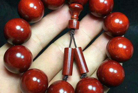 小叶紫檀手串鸡血红的特点