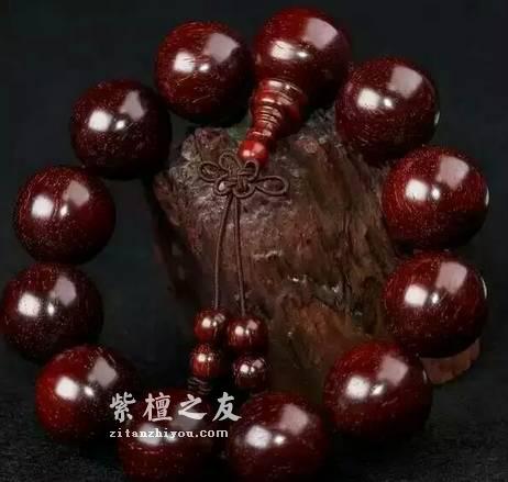 小叶紫檀的收藏看这几点：质地 纹理 直径 油性 密度 木料 钻孔