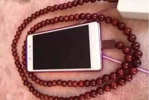 小叶紫檀做成充电线手机壳 就问你服不服