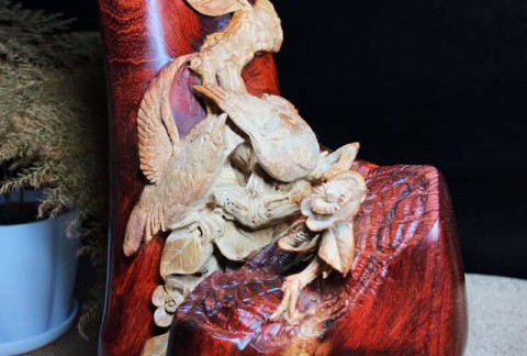 小叶紫檀工艺品 利用白皮巧雕花鸟栩栩如生