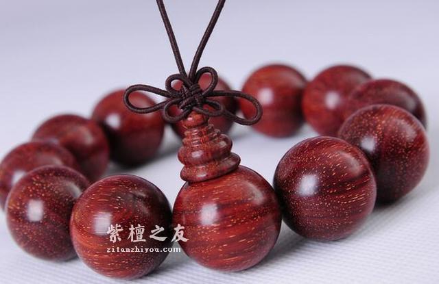 小叶紫檀颜色是深好还是浅好？小叶紫檀戴了对人身体有什么好处？-1