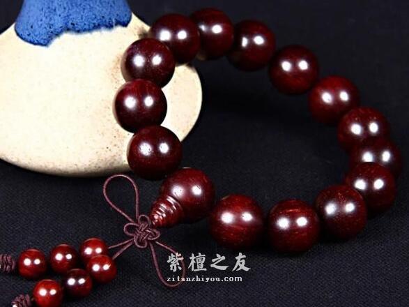 小叶紫檀颜色是深好还是浅好？小叶紫檀戴了对人身体有什么好处？-2