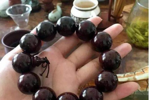 如何选择优质的小叶紫檀手串 小叶紫檀手串如何盘玩？