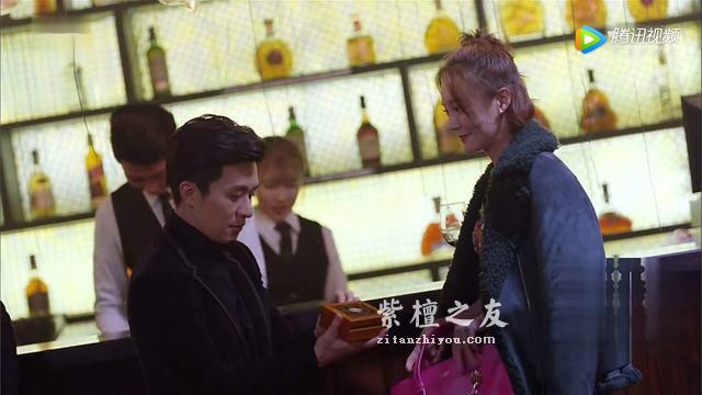 热播剧《谈判官》中竟然也出现了小叶紫檀手串-1