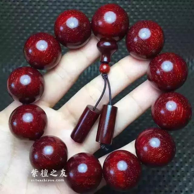 小叶紫檀手串盘玩的方法与禁忌-1