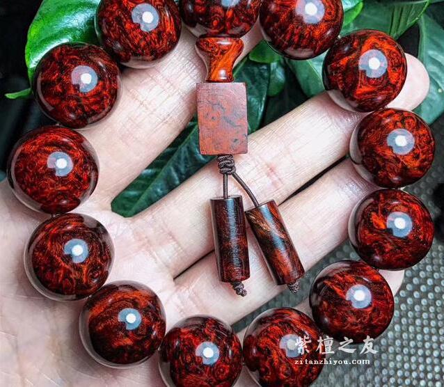新入手的小叶紫檀手串，为什么要戴手套盘？-1