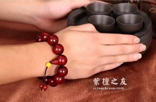 紫檀手串如何才能盘出灵气逼人的玻璃底？-5