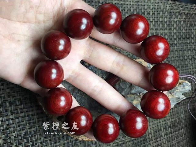 小叶紫檀鸡血红和鸡血料有何不同，我们要如何分辨？-2