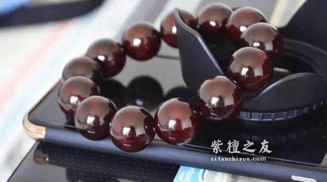 怎么盘玩小叶紫檀手串？把玩小叶紫檀手串的方法-1