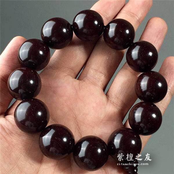 怎么盘玩小叶紫檀手串？把玩小叶紫檀手串的方法-4
