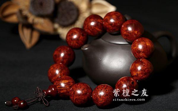 金星多的小叶紫檀收藏价值才高？血檀就是这么骗人的！-2