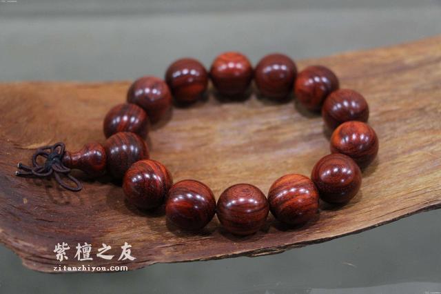 金星多的小叶紫檀收藏价值才高？血檀就是这么骗人的！-1