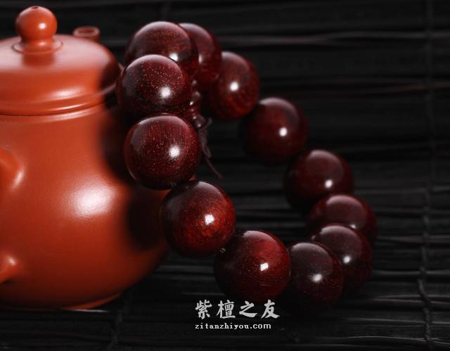 金星多的小叶紫檀收藏价值才高？血檀就是这么骗人的！-3