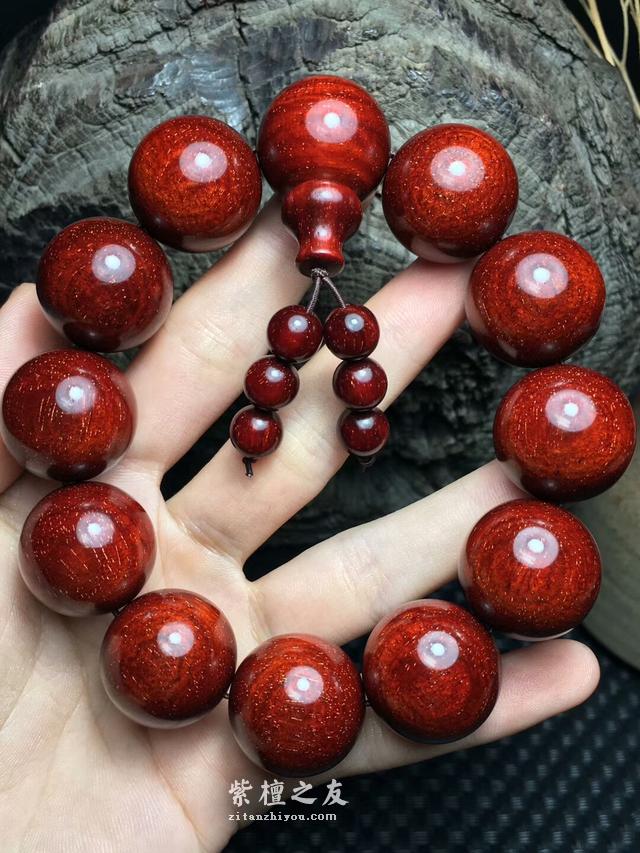小叶紫檀上手盘玩什么时候最合适？什么时候上手佩戴最合适？-1
