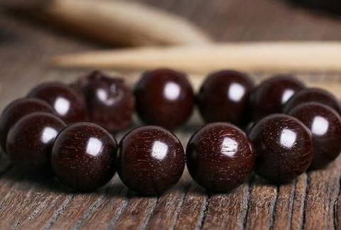 避开这4点！小叶紫檀盘出来油光发亮，不再发乌，可以盘出玻璃体