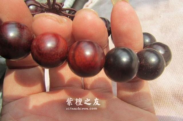 避开这4点！小叶紫檀盘出来油光发亮，不再发乌，可以盘出玻璃体-3