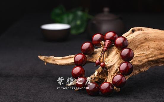 大家熟知小叶紫檀价格昂贵，保养护理是否也特别复杂？-2