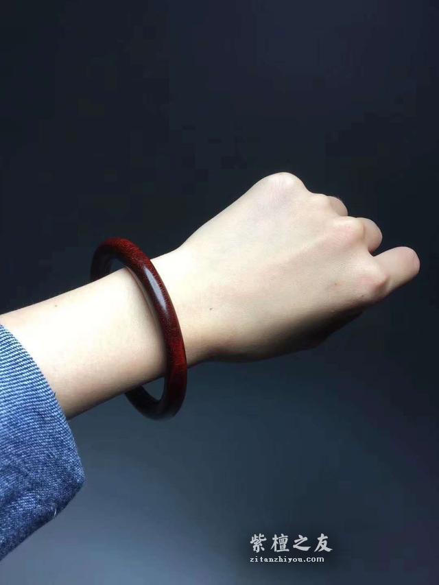 小叶紫檀手串为何如此高贵，深受人们的喜爱？-3