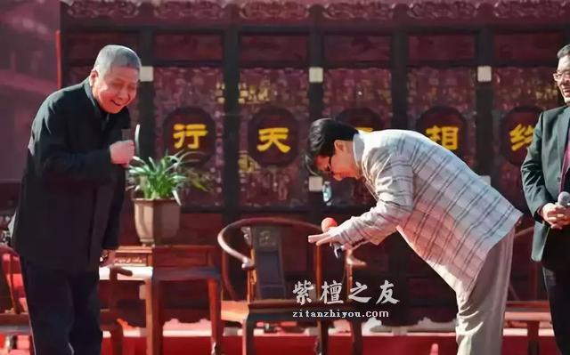 成龙收藏的小叶紫檀，到底值多少钱？专家估算上百亿……-4