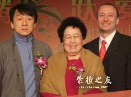成龙收藏的小叶紫檀，到底值多少钱？专家估算上百亿……-6