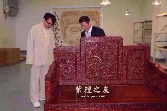 成龙收藏的小叶紫檀，到底值多少钱？专家估算上百亿……-3