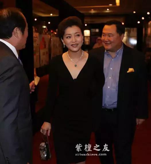 成龙收藏的小叶紫檀，到底值多少钱？专家估算上百亿……-32