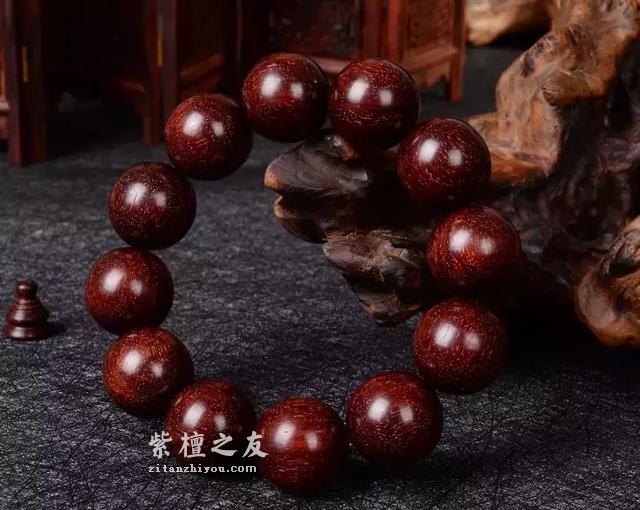 小叶紫檀手串该带左手还是右手，男士戴和女士戴有分别吗？-1