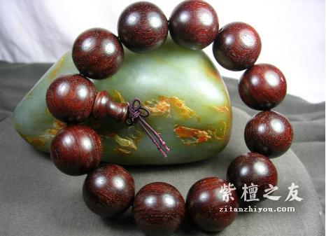 应先保养盘玩再佩戴的小叶紫檀-3