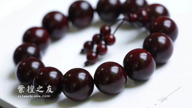 小叶紫檀手串最科学的鉴定方法，千万别再用酒精泡打火机烧了！-1