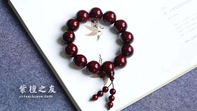 小叶紫檀手串最科学的鉴定方法，千万别再用酒精泡打火机烧了！-6