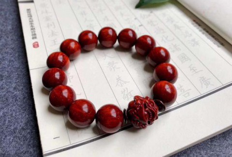 小叶紫檀手串夏天不能玩？学会这招你就能！